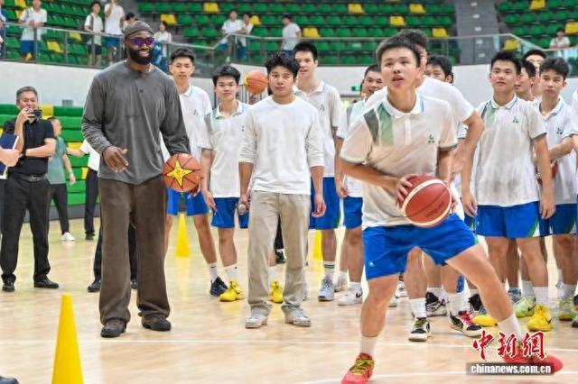 银河娱乐城-NBA球星杰伦·布朗到访广州与中学生互动|美国职业篮球联赛|华南师范大学附属中学|中新社|篮球|波士顿凯尔特人队_新浪体育_新浪新闻